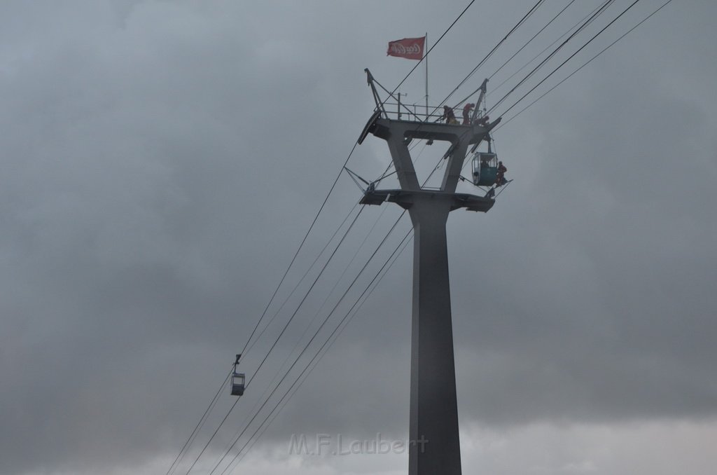 Einsatz BF Hoehenretter Koelner Seilbahn Hoehe Zoobruecke P2125.JPG